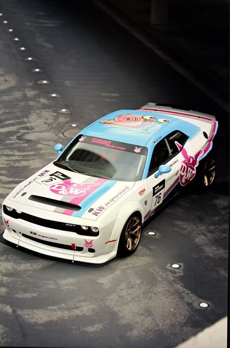 白色 Dodge Challenger 痛车风格车身视觉案例